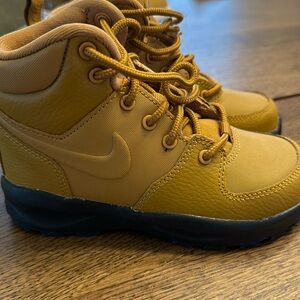 NWOT Nike Manoa Boots